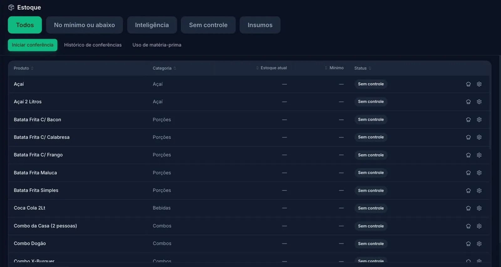 Tela de estoque do Gustto no computador, listando saldo por produto e alertas de estoque mínimo
